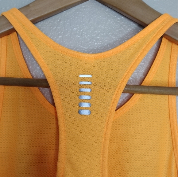 Under Armour Fitted Heat Gear Women's Active Tank Top - Picture 9 of 11